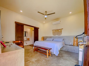 King Gallo Azul room with king-size bed and macramé décor