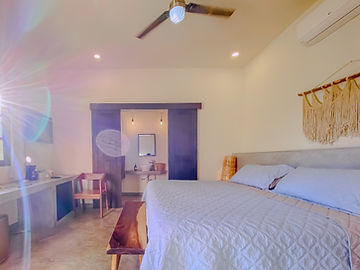 Wide view of the King Gallo Azul room