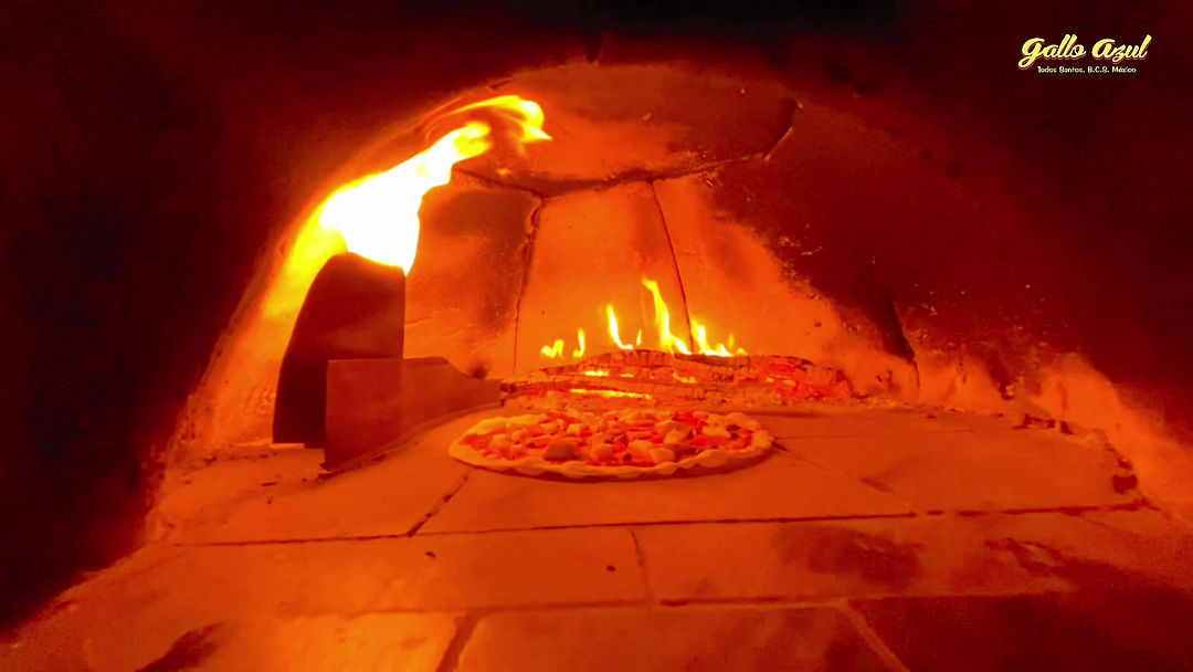Pizza horneándose en el horno de leña de Gallo Azul Pizza Bar, Todos Santos