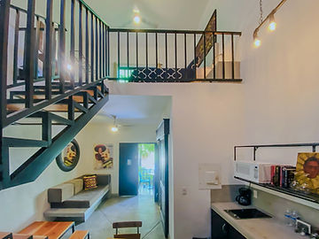 Escalera de herrería que sube a la recámara del loft