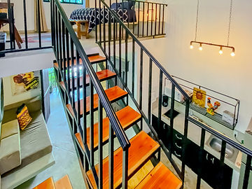 Escalera del loft hacia el segundo nivel