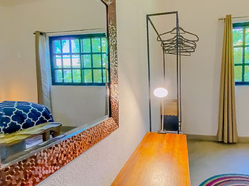 Cama junto a la ventana con lámpara