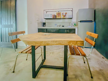 Mesa de comedor de madera con sillas