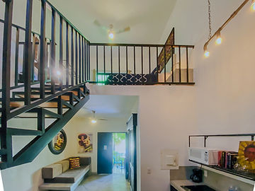 Vista del loft con escalera y doble altura