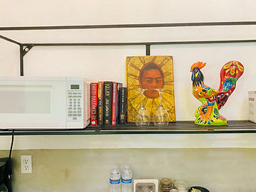 Arte popular mexicano: gallo de colores y retrato pintado